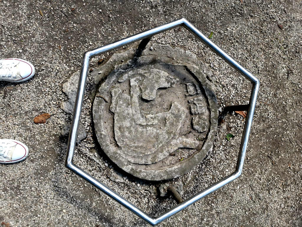 Animal carving in the middle of a mayan ball court
